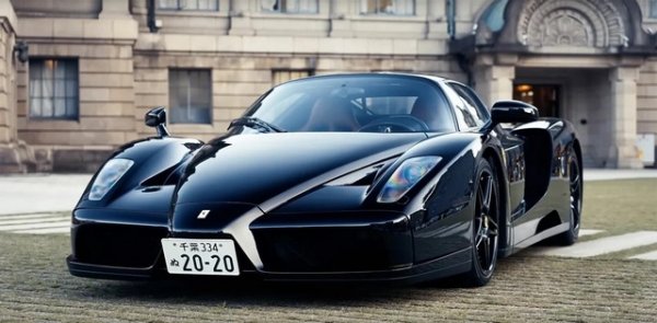 Това Ferrari Enzo от колекцията на Маезава също е обвит в мистерия. Произходът на черния хиперавтомобил от ерата на Михаел Шумахер във Ferrari е неизвестен. Интересно е, че външният вид по изключение не е адаптиран по никакъв начин с желанието на собственика. Черна боя покрива каросерията, а зад стъклата контрастира червената кожа на седалките, вратите и долната част на таблото.